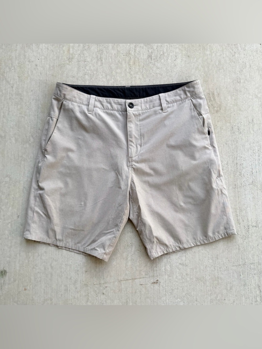 Vuori Aim Golf Shorts Men Size 32 Beige Stretch Active